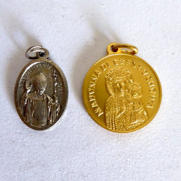 VINTAGE NEW POPE JOHN PAUL II VATICAN HOLY MEDALLION MEDAL CHARM LOT - Picture 3 of 12